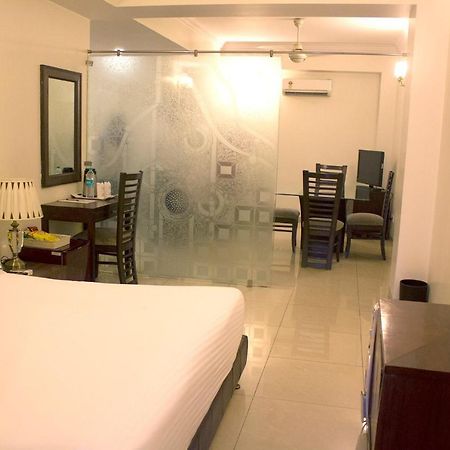 Hotel Bluestone Газиабад Екстериор снимка