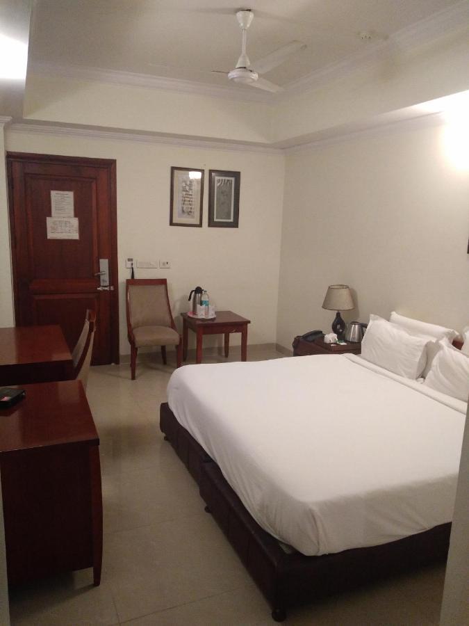 Hotel Bluestone Газиабад Екстериор снимка